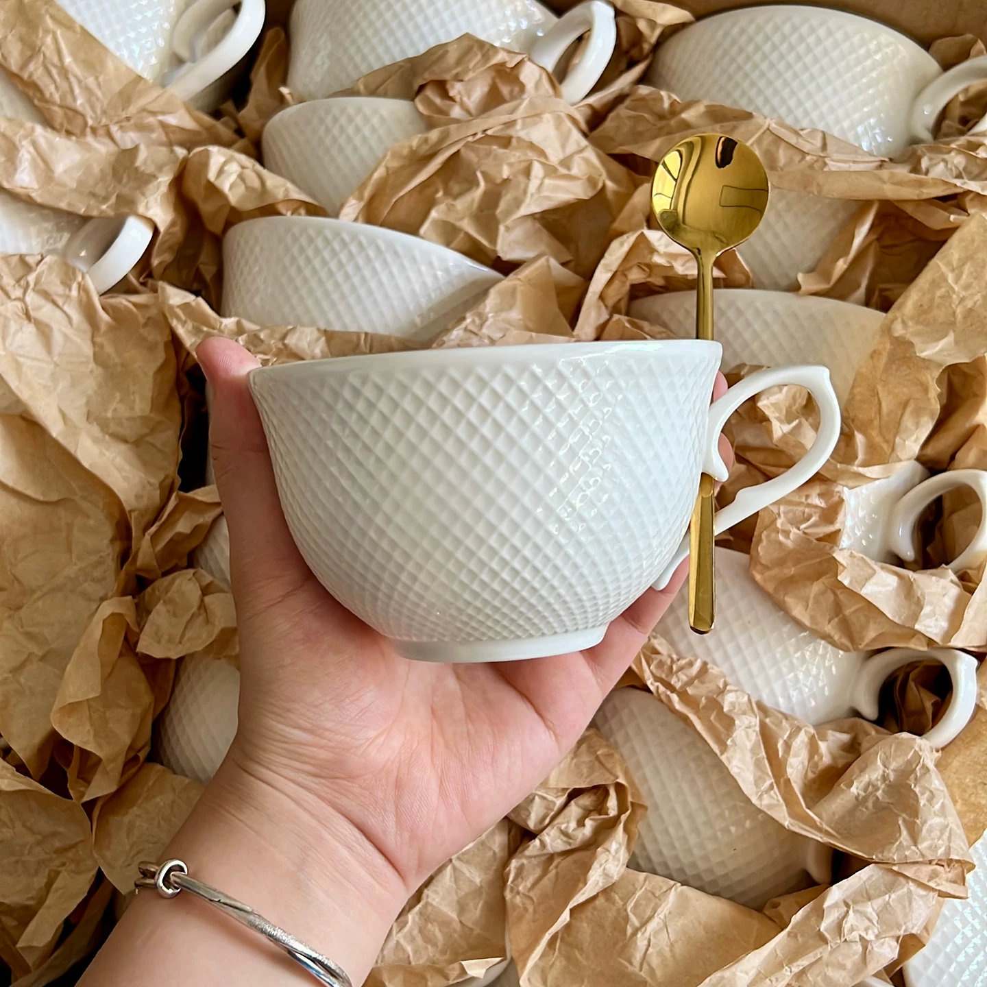 Nordic Diamond Lattice Ceramic Cup with Gold Spoon - Elegant Coffee Mug