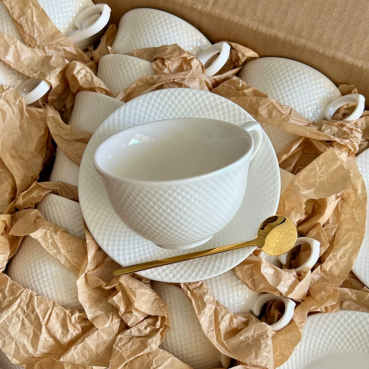 Nordic Diamond Lattice Ceramic Cup with Gold Spoon - Elegant Coffee Mug